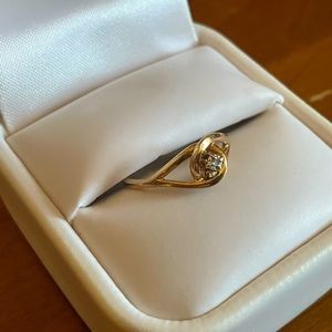 10kt gold diamond accent ring